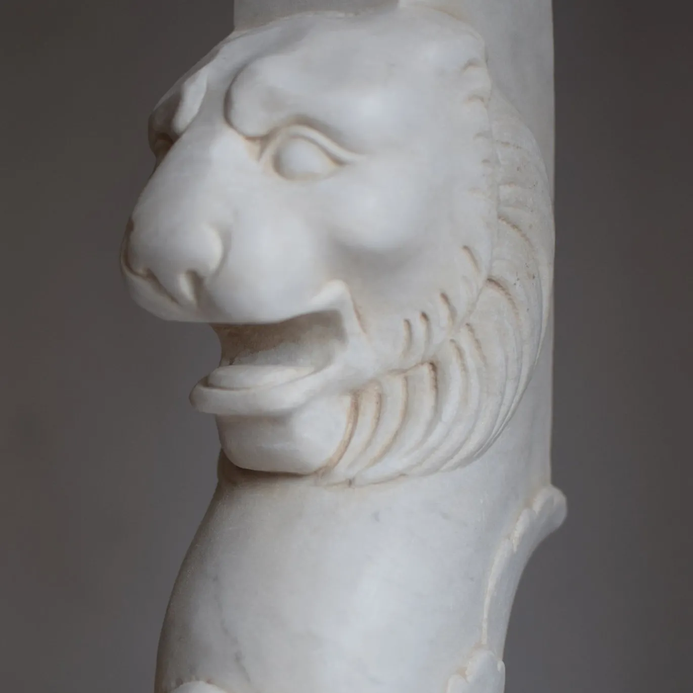 Scultura Medusa in marmo bianco di Carrara su trapezoforo