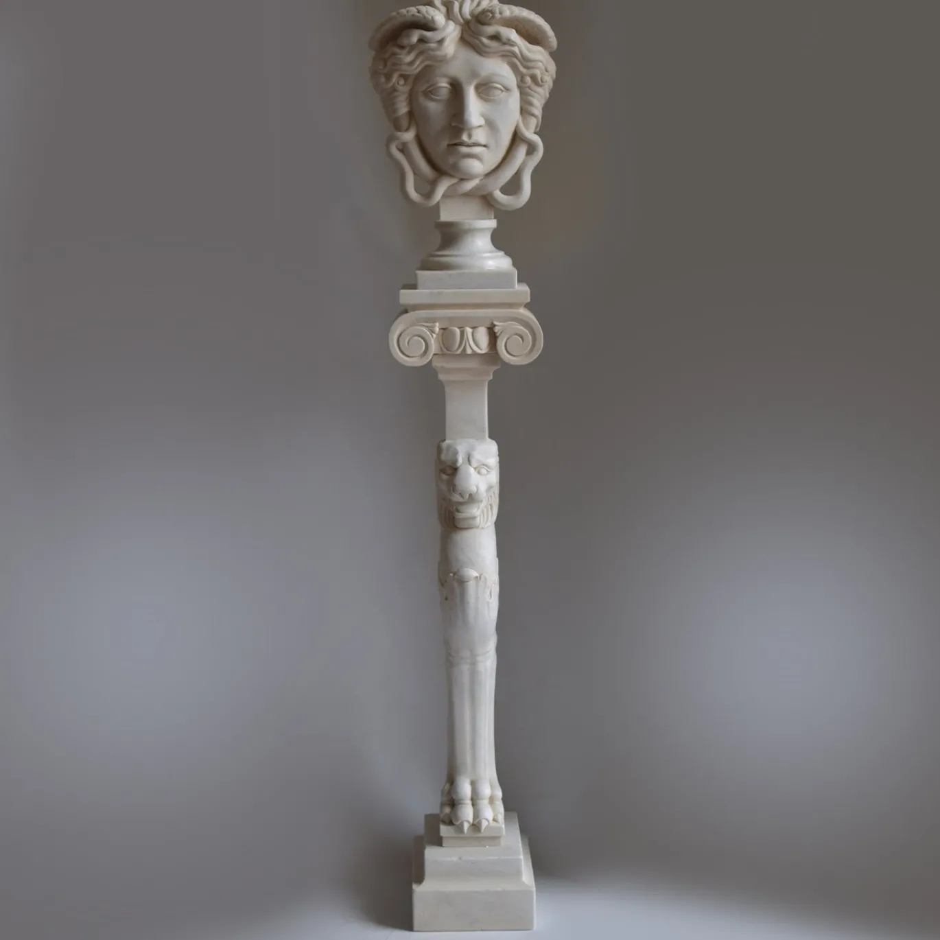 Scultura Medusa in marmo bianco di Carrara su trapezoforo