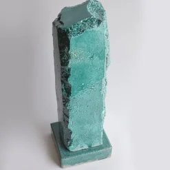Scultura Menhir in pietra vulcanica smaltata verde