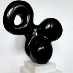 Scultura Molecola in marmo Nero Marquina di Piero Speranza