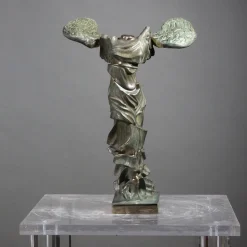 SculturaNike di Samotracia sfaccettata in bronzo