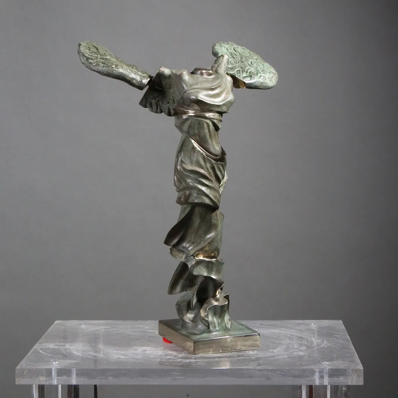 SculturaNike di Samotracia sfaccettata in bronzo