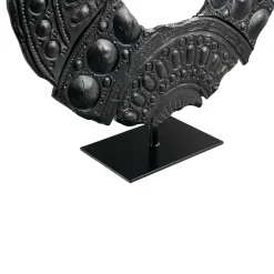 Scultura Néra in ceramica con piedistallo di Gabriele Mengoni