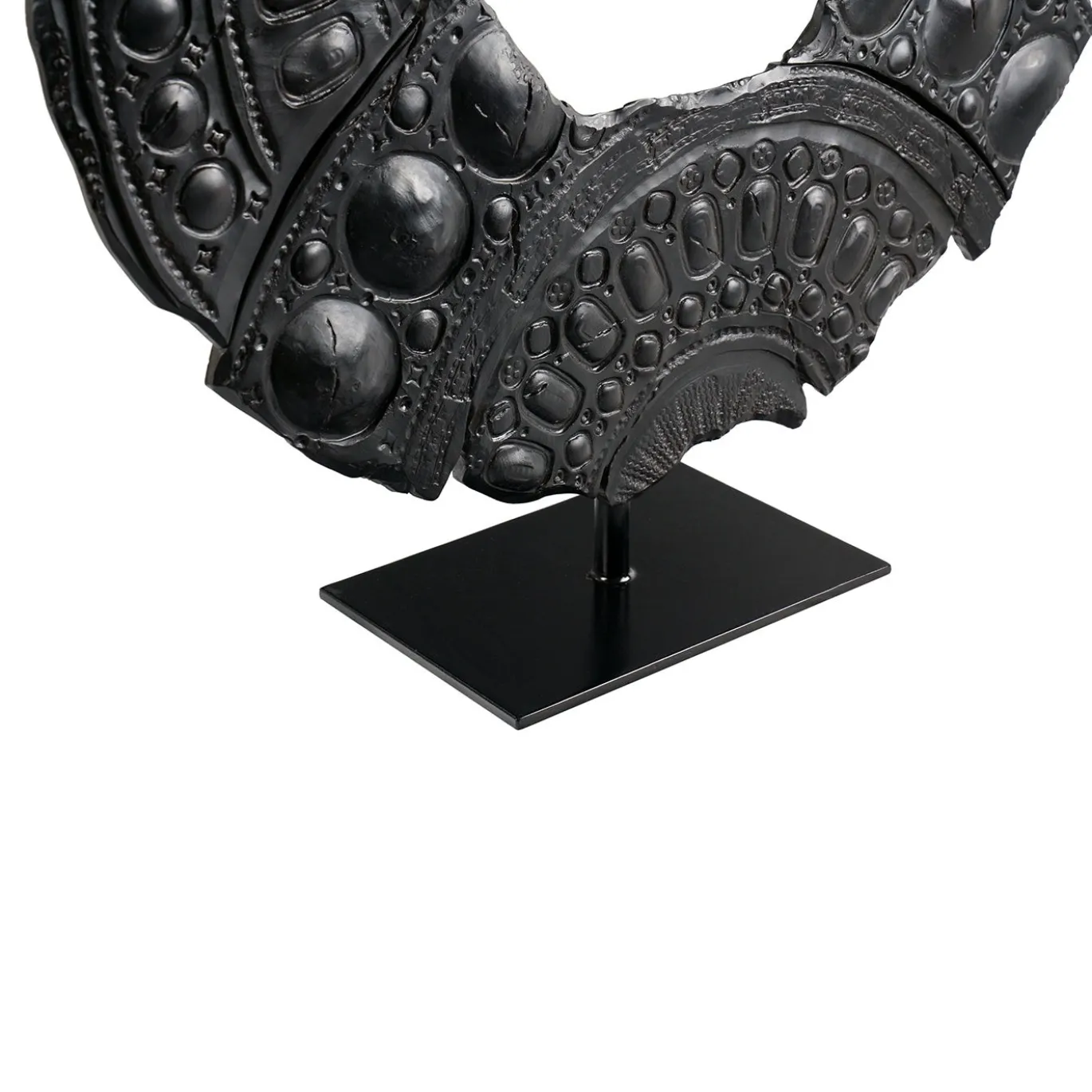 Scultura Néra in ceramica con piedistallo di Gabriele Mengoni