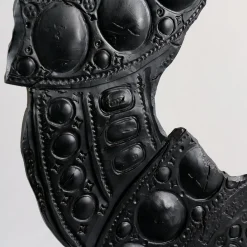 Scultura Néra in ceramica con piedistallo di Gabriele Mengoni