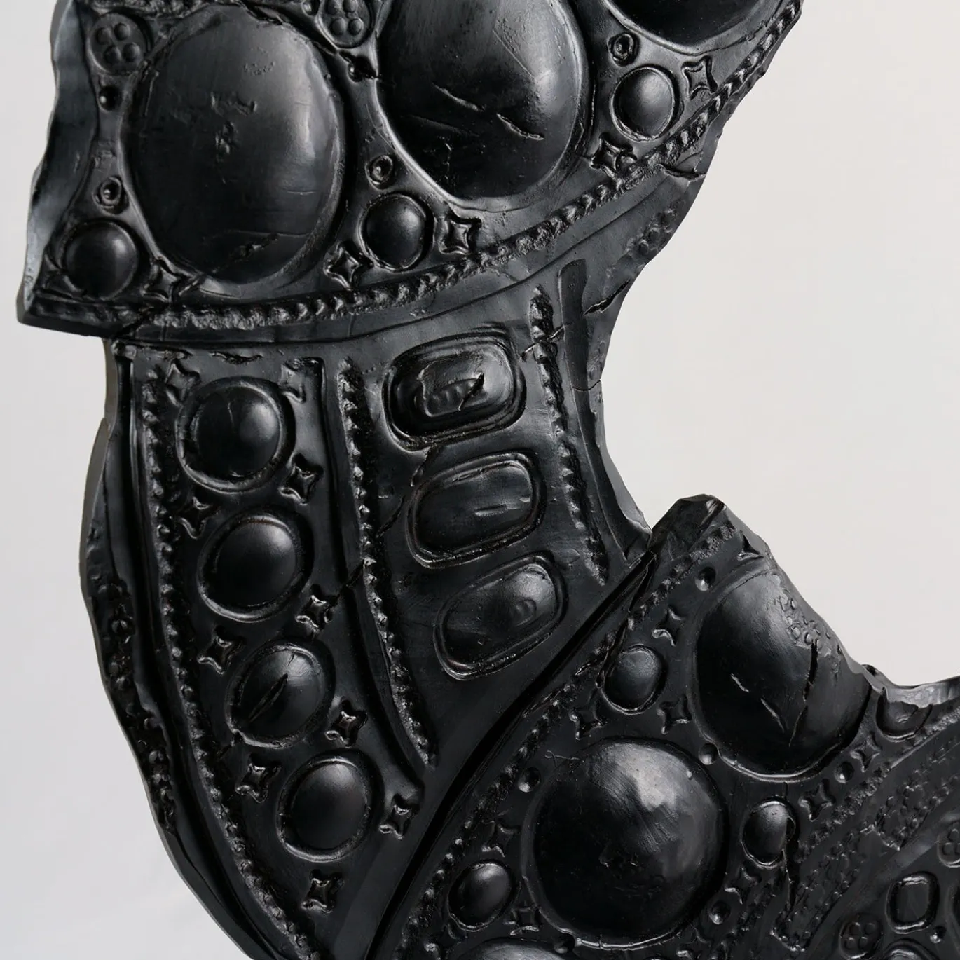 Scultura Néra in ceramica con piedistallo di Gabriele Mengoni