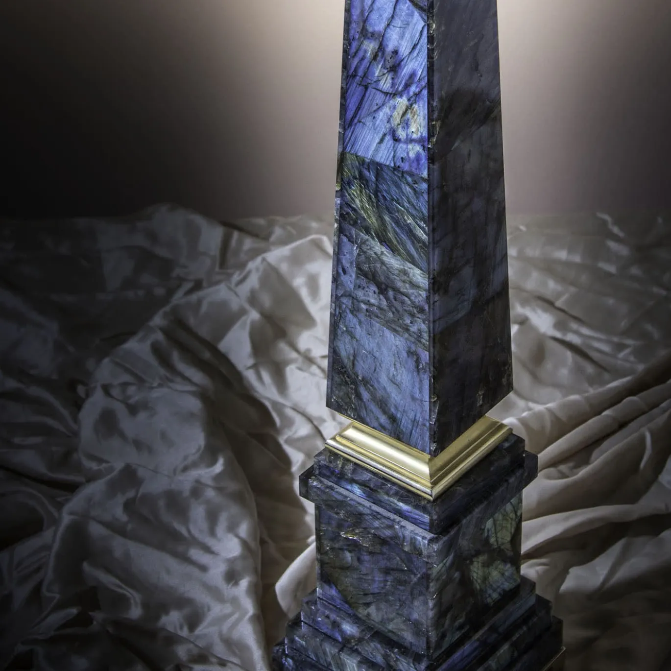 Scultura obelisco in labradorite Citorio
