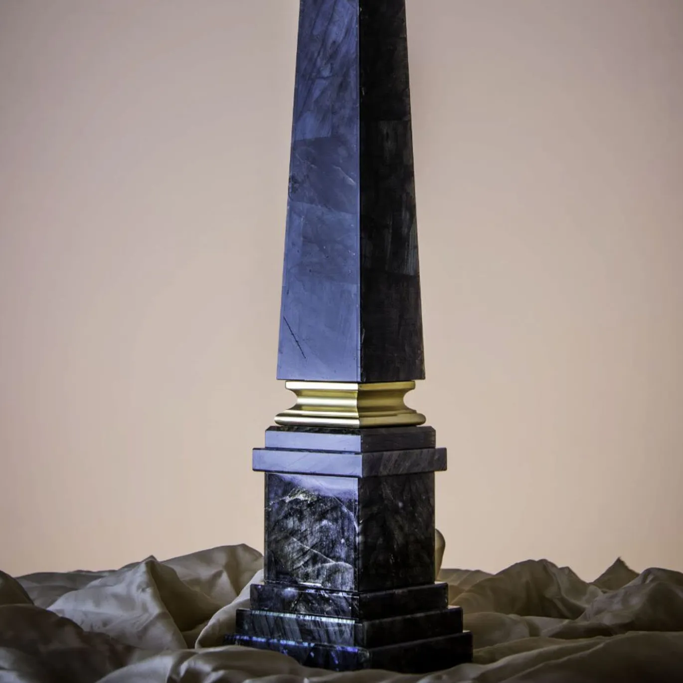 Scultura obelisco in labradorite Citorio