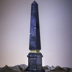 Scultura obelisco in labradorite Citorio