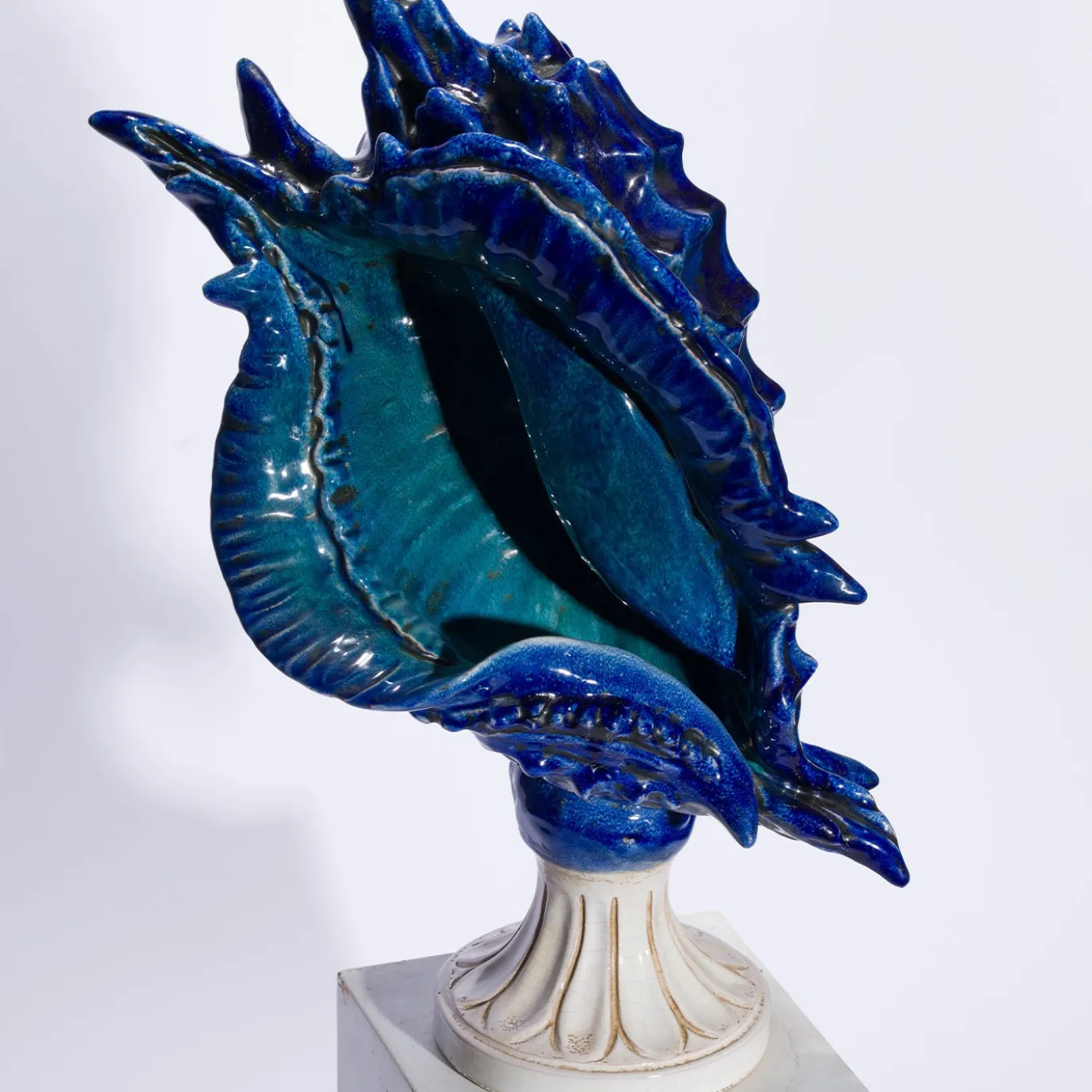 Scultura obliqua conchiglia in ceramica blu