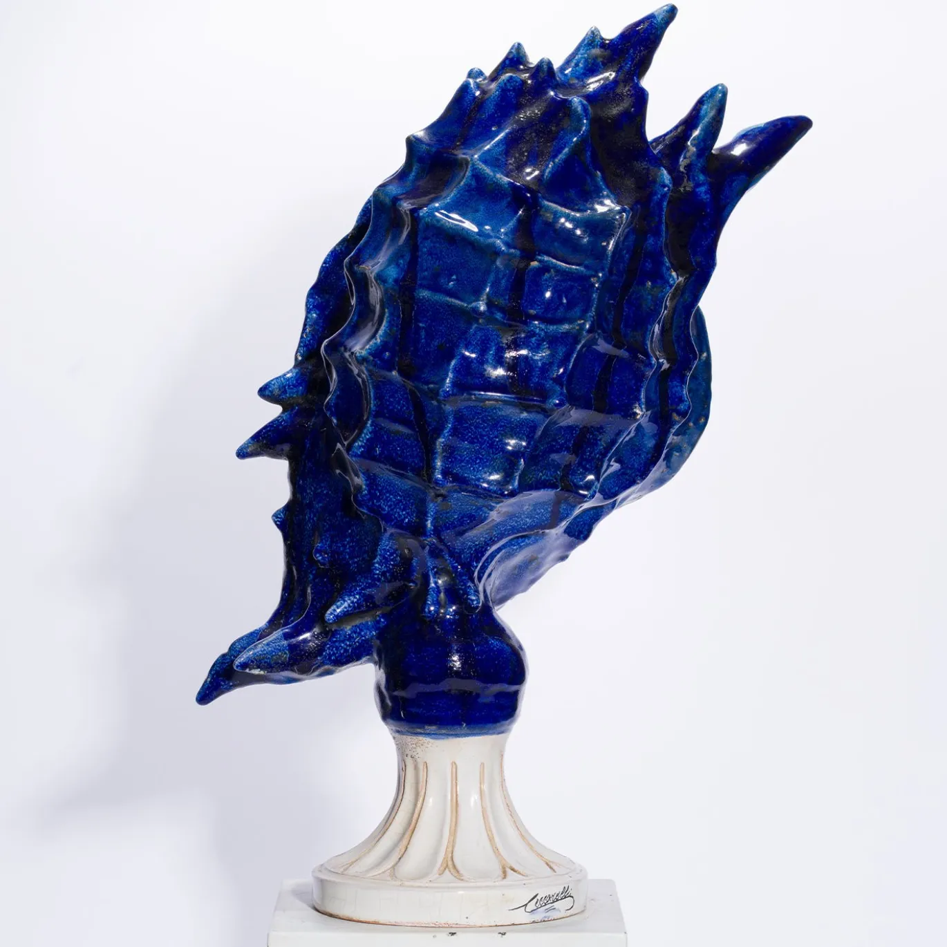 Scultura obliqua conchiglia in ceramica blu