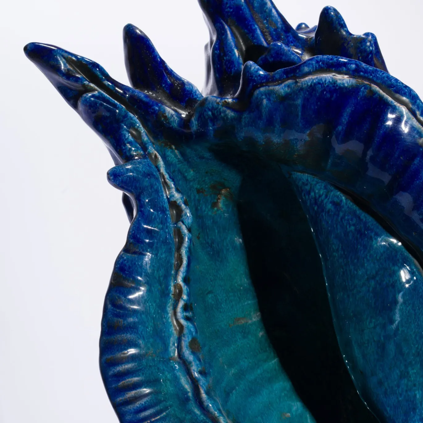 Scultura obliqua conchiglia in ceramica blu