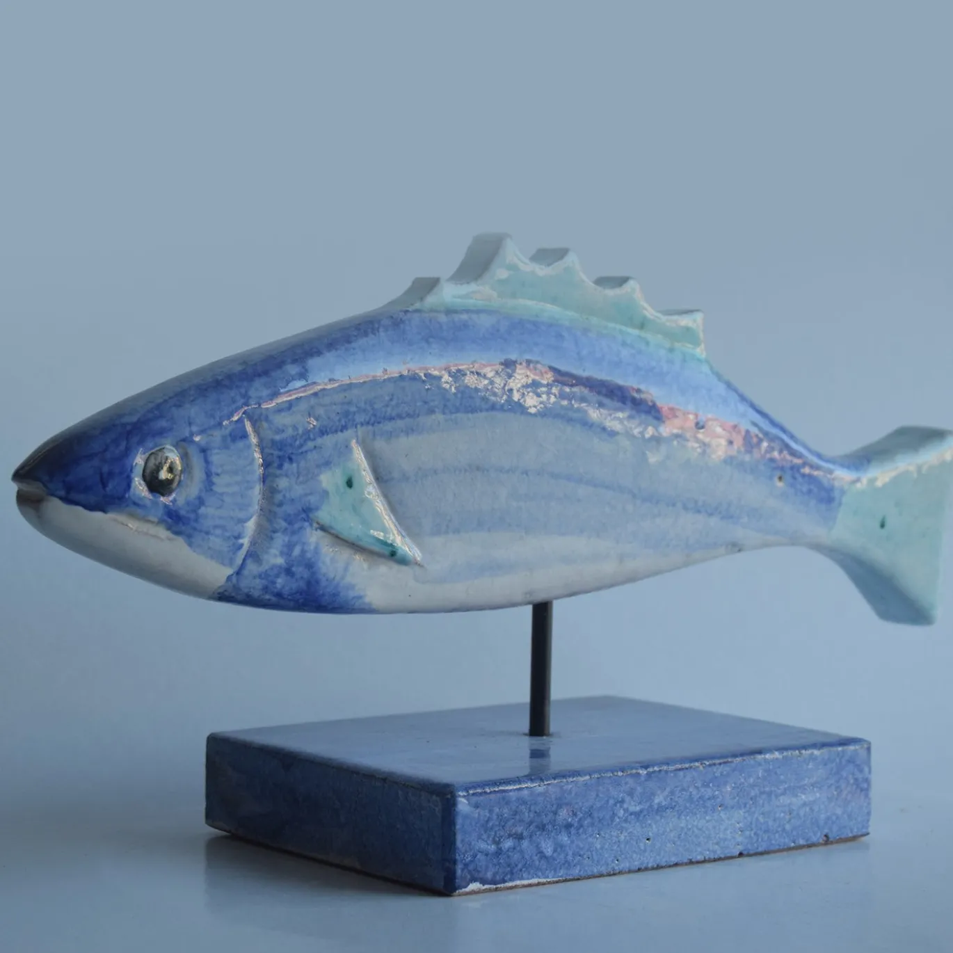 Scultura Pesce Azzurro in pietra vulcanica smaltata