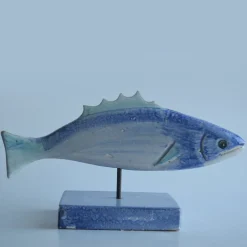 Scultura Pesce Azzurro in pietra vulcanica smaltata