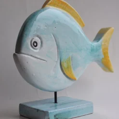 Scultura Pesce Tondo in pietra vulcanica smaltata blu e gialla