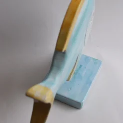 Scultura Pesce Tondo in pietra vulcanica smaltata blu e gialla