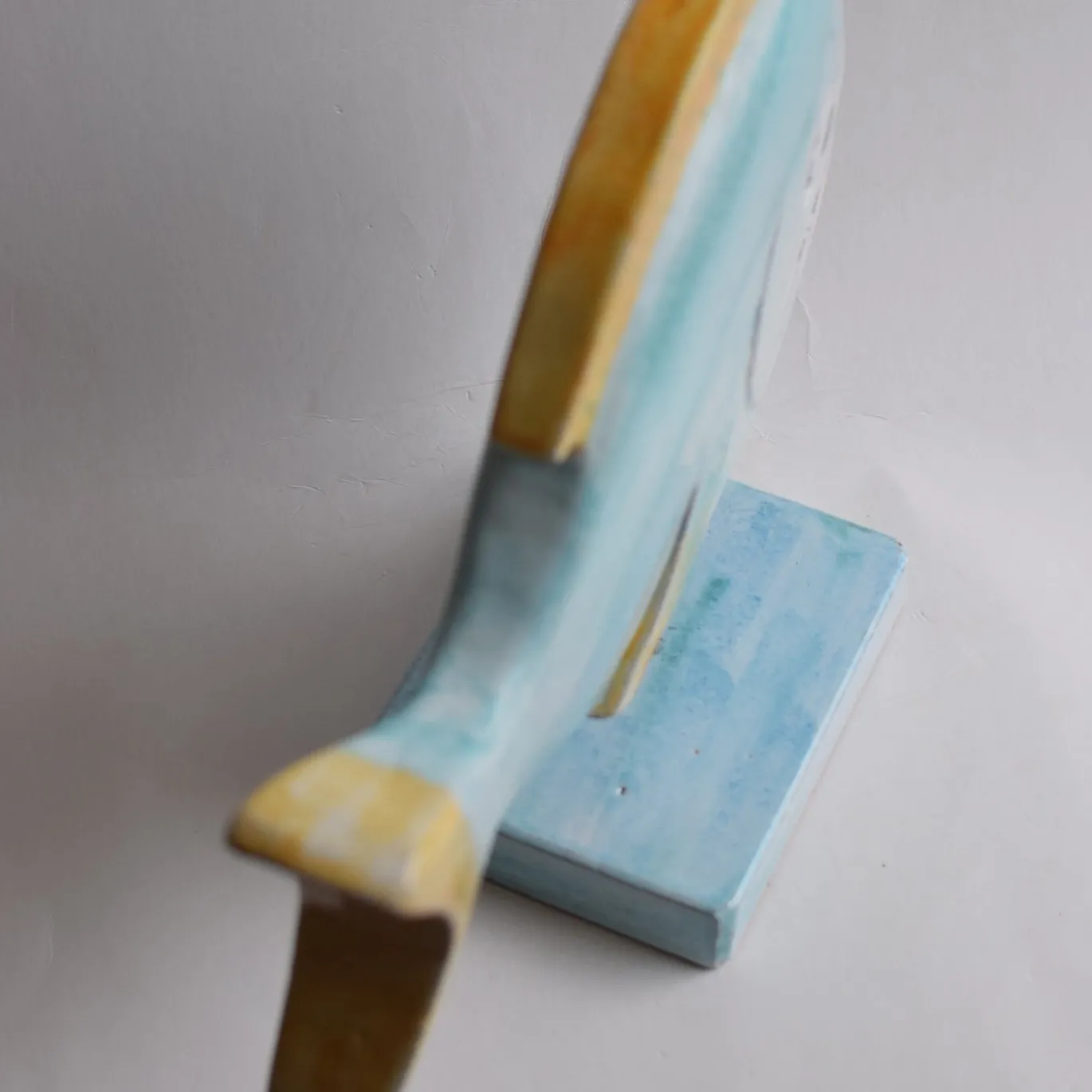 Scultura Pesce Tondo in pietra vulcanica smaltata blu e gialla