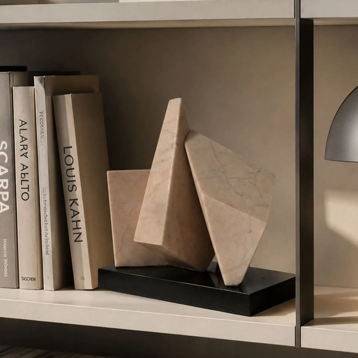 Scultura Poesia di Prismi in Marmo Rosa e Nero