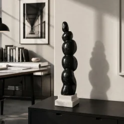 Scultura Presenza Invisibile in marmo Nero Marquina su base bianca di Piero Speranza