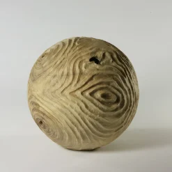Scultura sferica di locuste nere di forma cava Impossiballs
