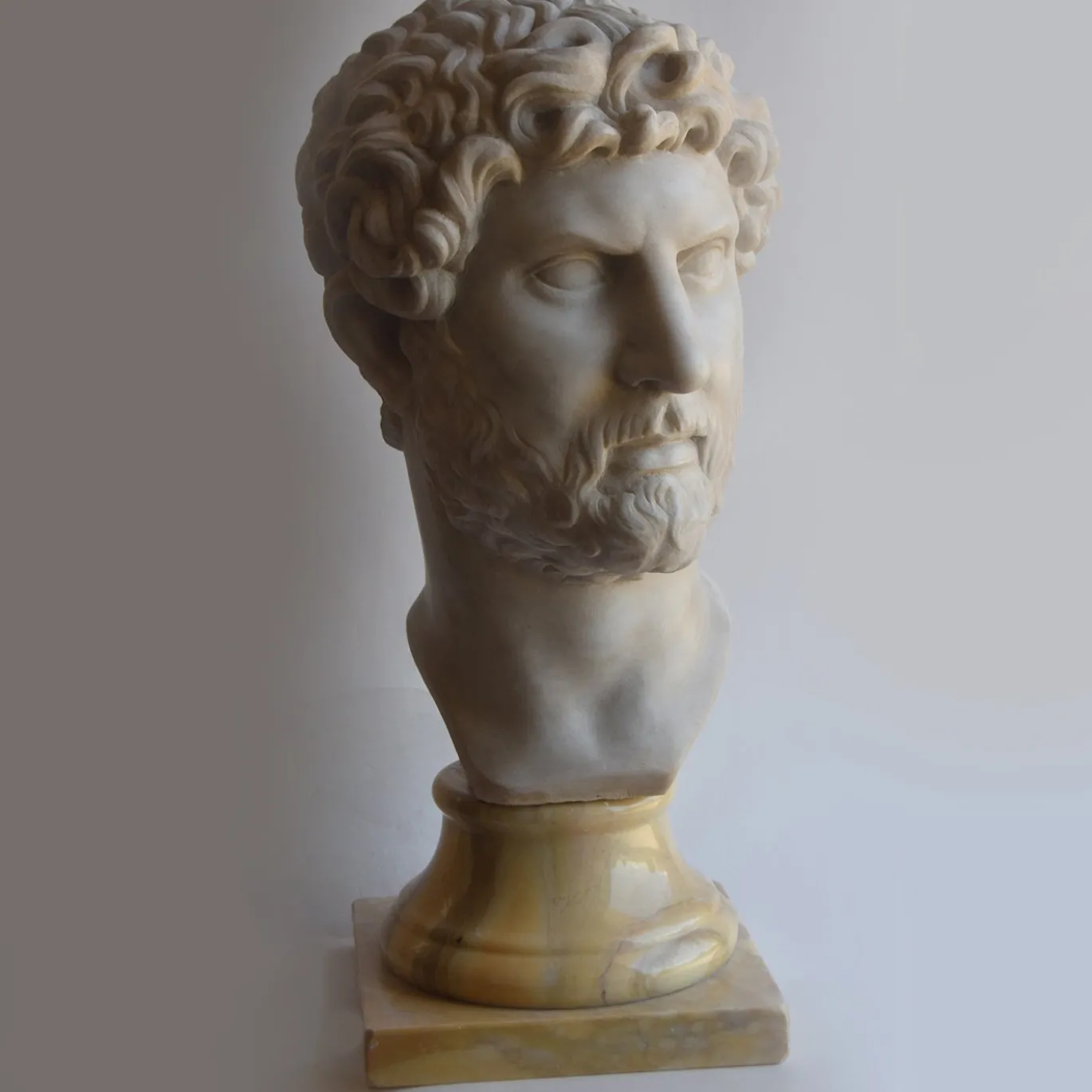 Scultura testa di Adriano Imperatore in marmo bianco di Carrara