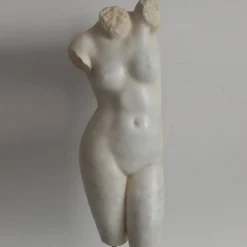 Scultura Torso Femminile in Marmo Bianco di Carrara