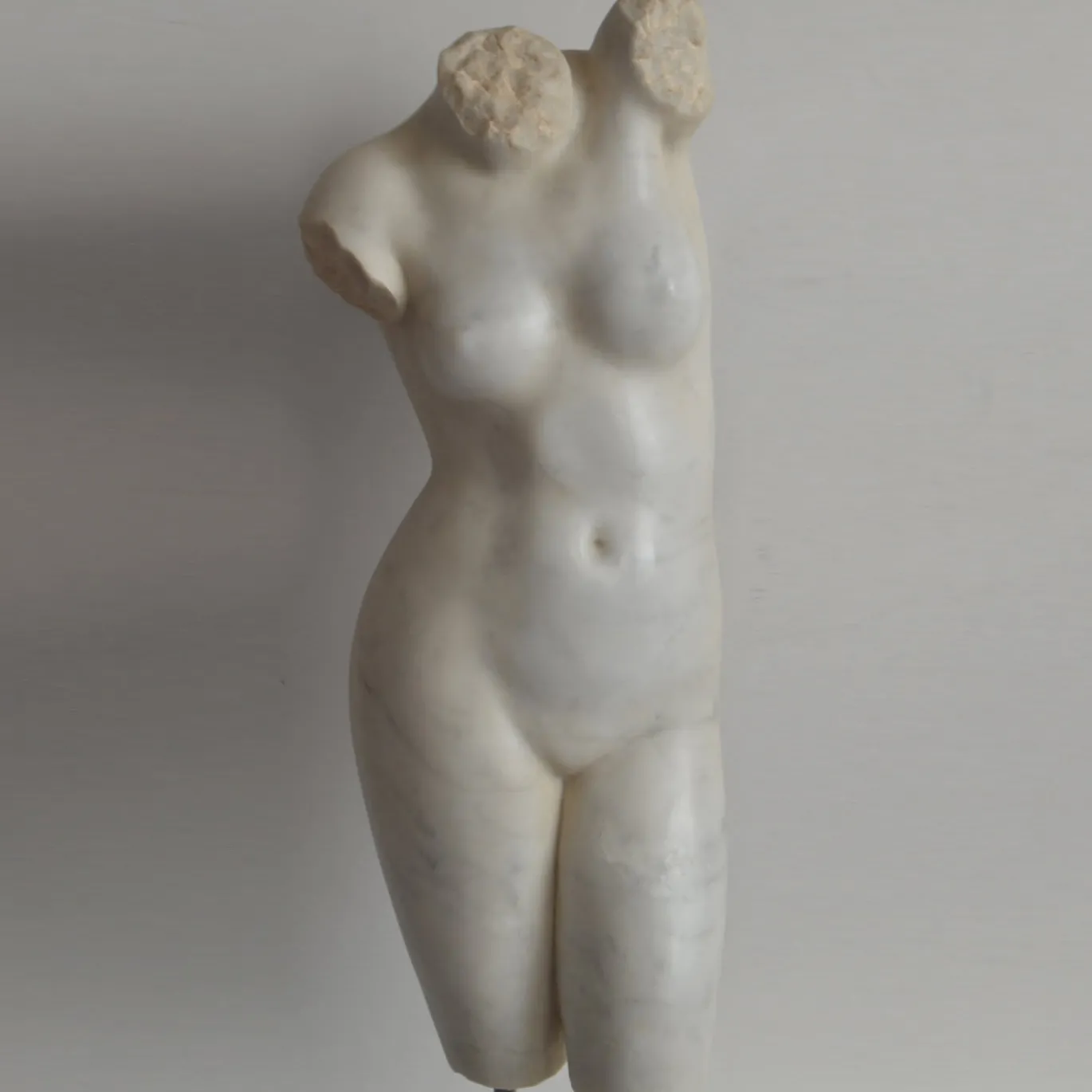 Scultura Torso Femminile in Marmo Bianco di Carrara