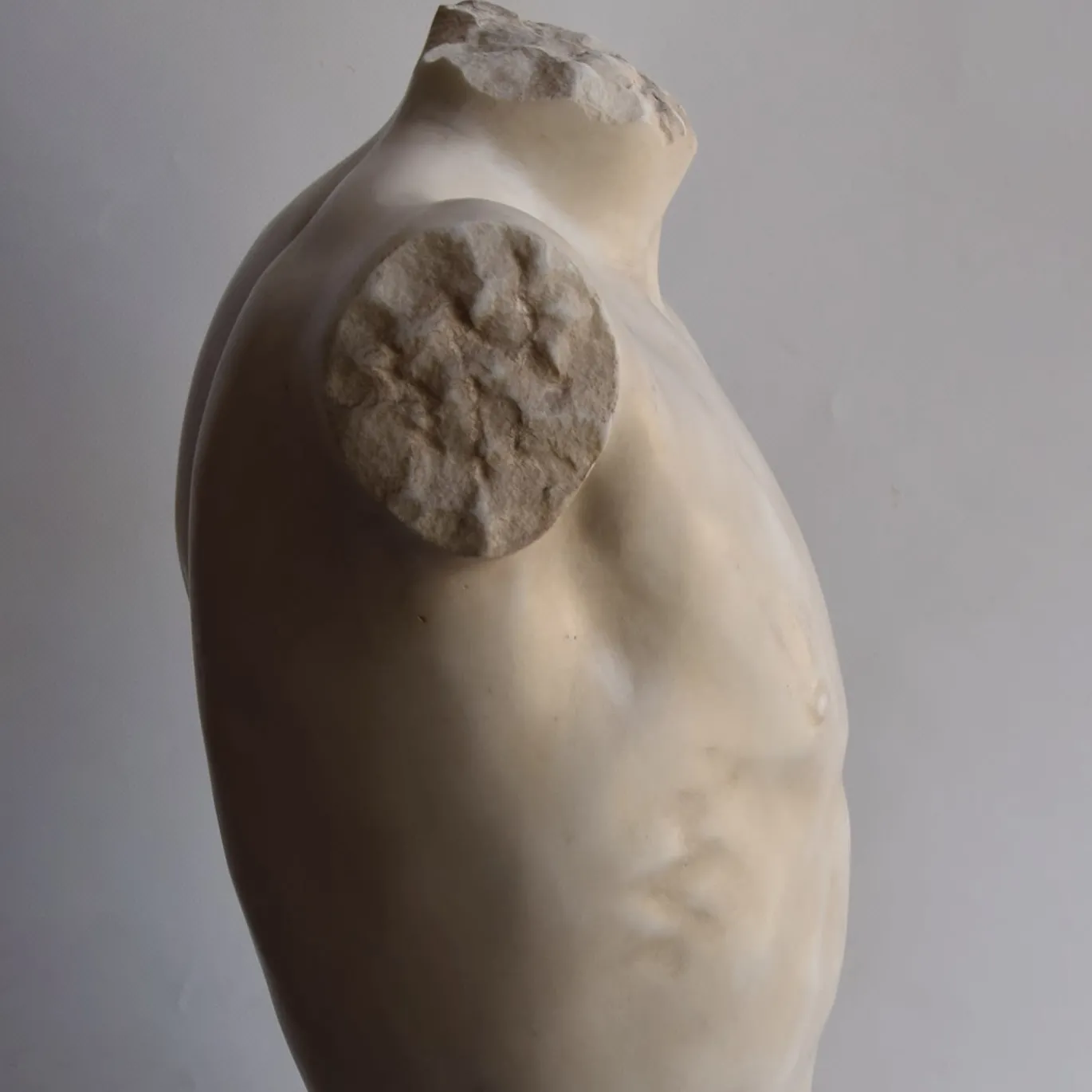 Scultura Torso Maschile Eleusi in Marmo Bianco di Carrara