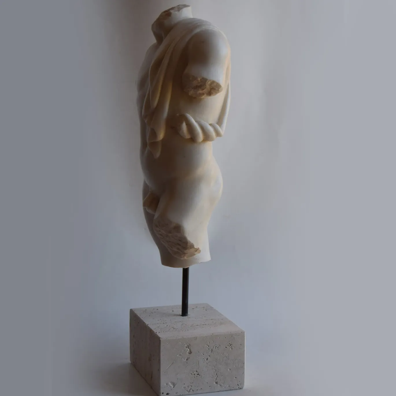 Scultura Torso Maschile Panneggiato in Marmo Bianco di Carrara