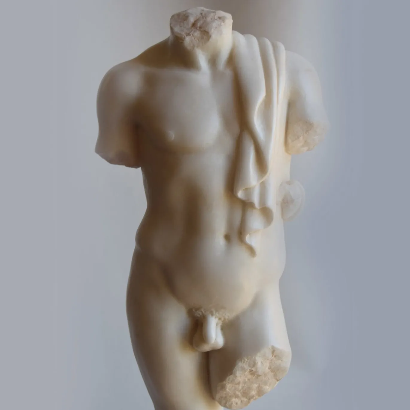 Scultura Torso Maschile Panneggiato in Marmo Bianco di Carrara