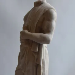 Scultura Torso Panneggiato in Marmo Bianco di Carrara