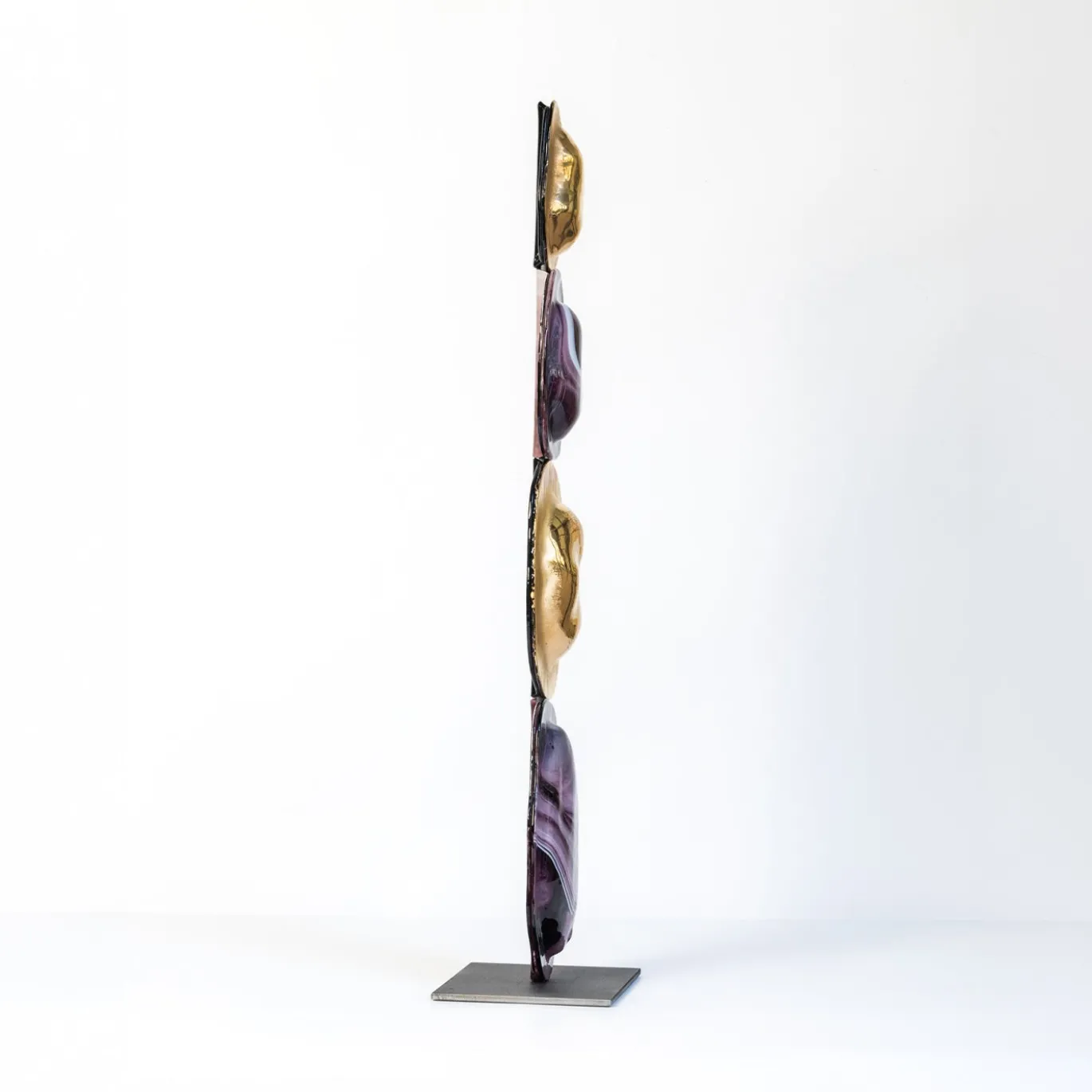 Scultura Turtle Shell Totem in vetro di Murano lilla effetto marmo e oro metallizzato