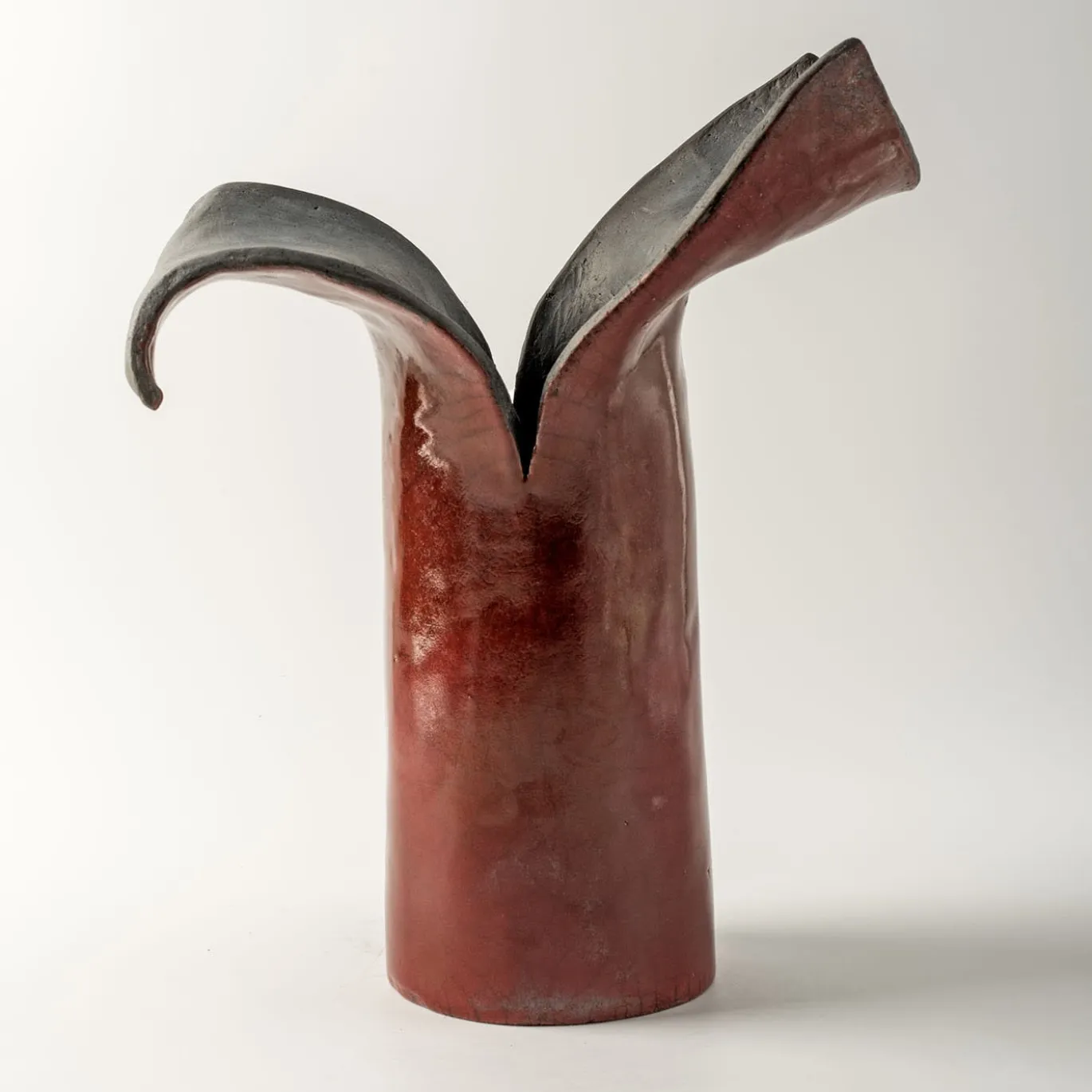Scultura/vaso in ceramica amaranto Petali D'Oriente di Nino Basso