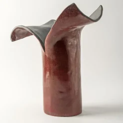 Scultura/vaso in ceramica amaranto Petali D'Oriente di Nino Basso