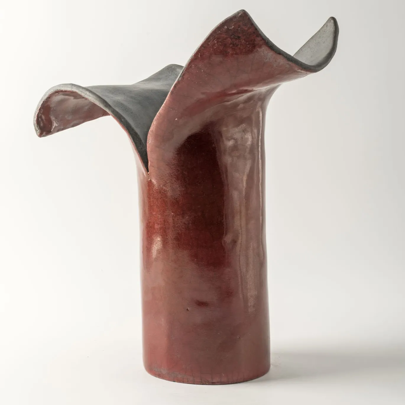 Scultura/vaso in ceramica amaranto Petali D'Oriente di Nino Basso