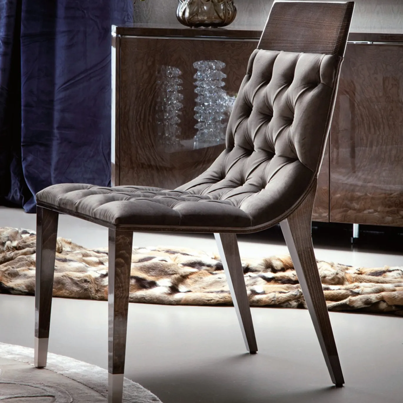 Sedia Absolute in tessuto grigio e marrone con rivestimento in tufting