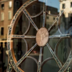Sedia Aquileia con braccioli in legno nero dipinta a mano