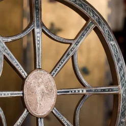 Sedia Aquileia con braccioli in legno nero dipinta a mano