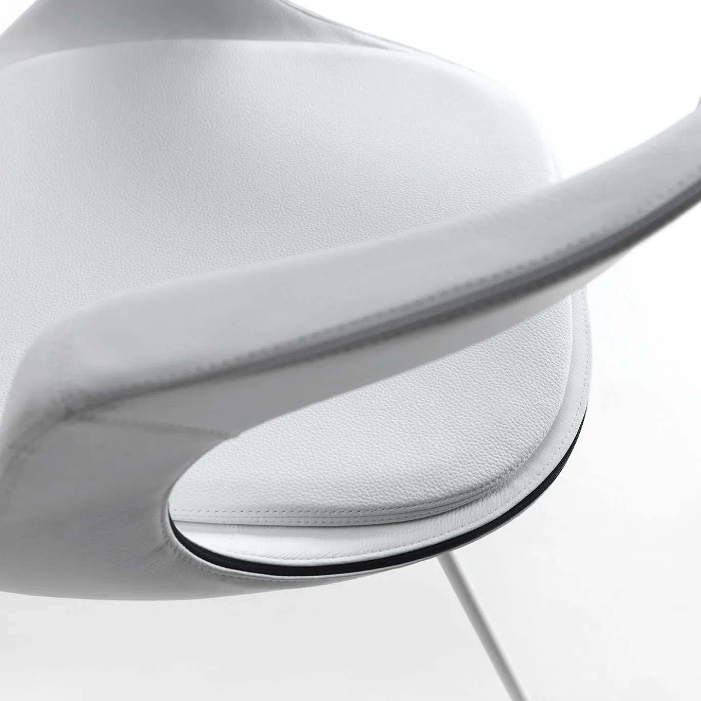 Sedia a slitta con schienale basso Frenchkiss di Stefano Bigi
