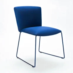 Sedia a slitta Vela Blue di Lievore Altherr Molina