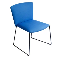 Sedia a slitta Vela Blue di Lievore Altherr Molina