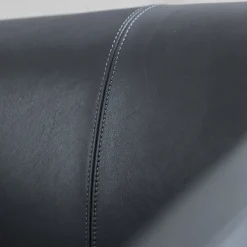 Sedia Balù in pelle nera di Emilio Nanni