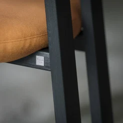Sedia Camila in velluto caramello con Struttura in legno di frassino nero