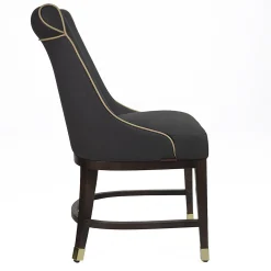 Sedia Charlotte in pelle nera con dettagli dorati