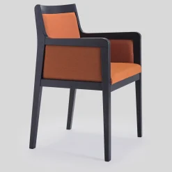 Sedia completamente arancione di Umberto Bertoni