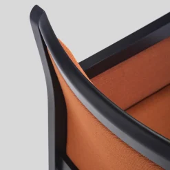 Sedia completamente arancione di Umberto Bertoni