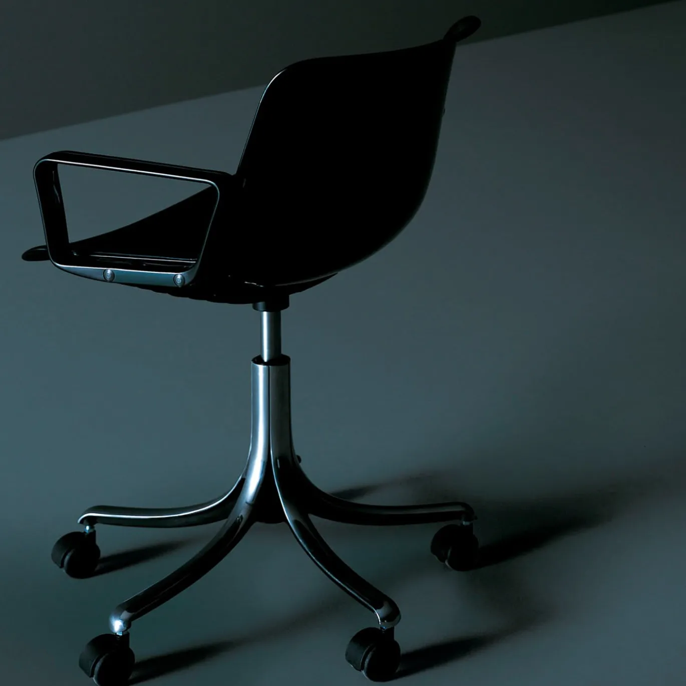 Sedia con rotelle Modus Black con braccioli di Centro Progetti Tecno