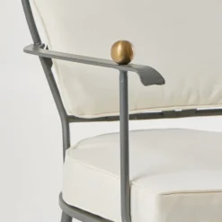 Sedia con schienale curvo e cuscino