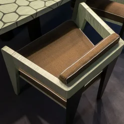 Sedia da pranzo Forma in tessuto marrone con struttura in legno massello