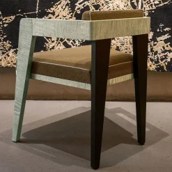 Sedia da pranzo Forma in tessuto marrone con struttura in legno massello